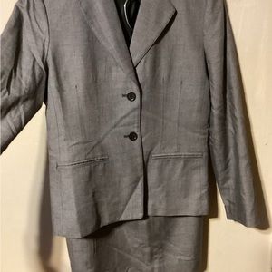 Women’s Kasper Petite 2 piece Skirt Suit. Gray Size2P